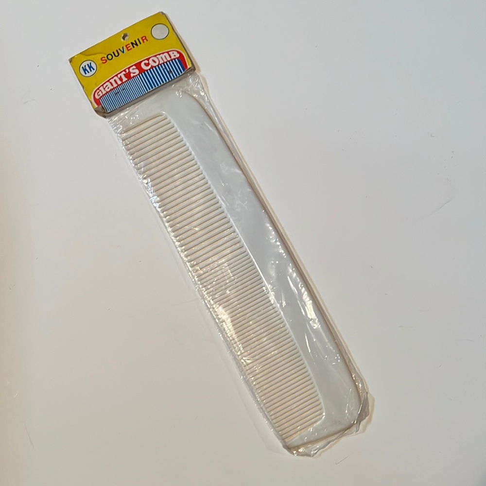 Souvenir giant comb
